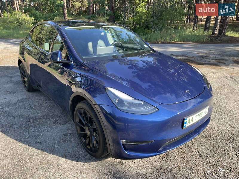 Tesla Model y (2023)