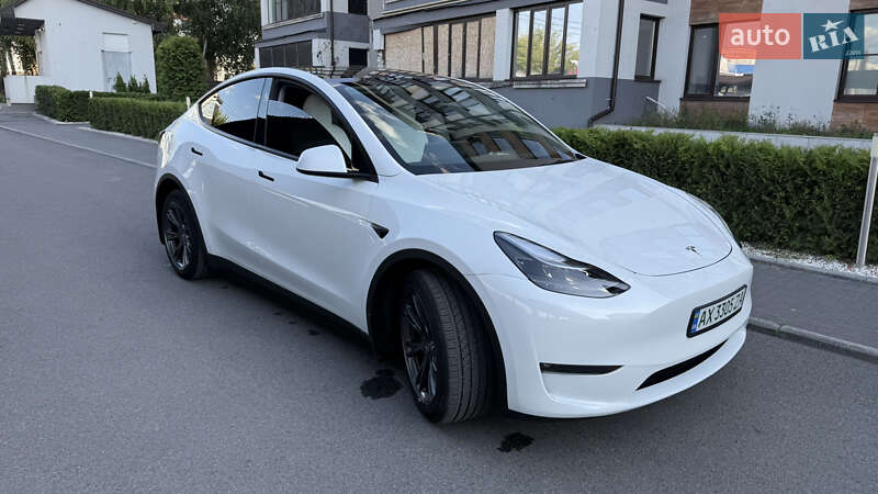 Tesla Model y (2024)