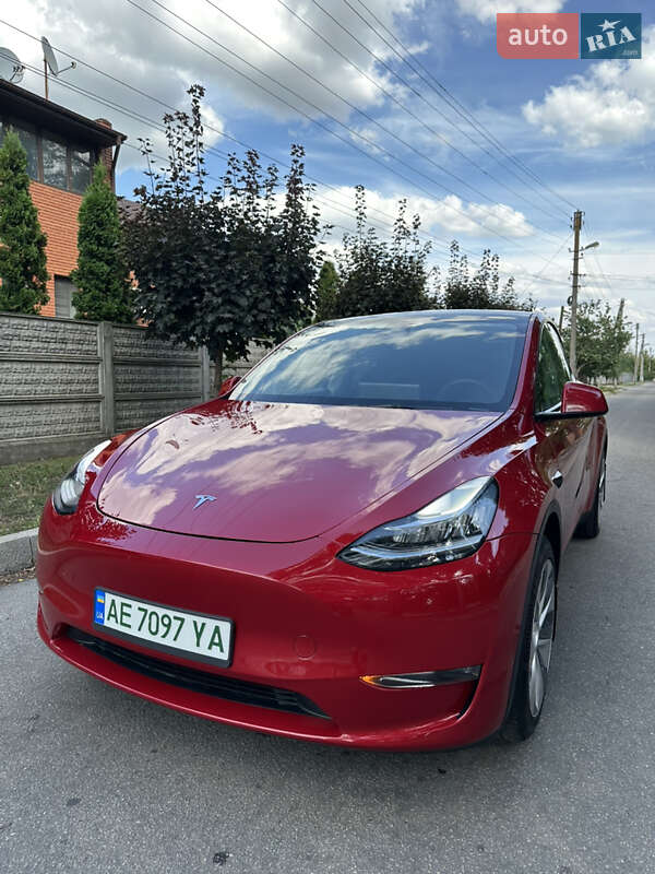 Tesla Model y (2023)