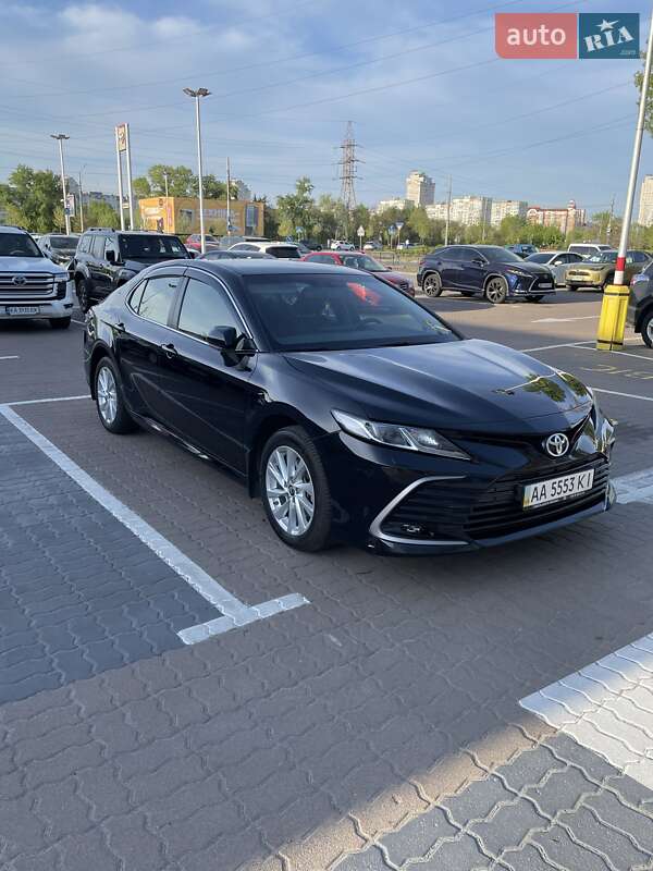Toyota Camry (2023)