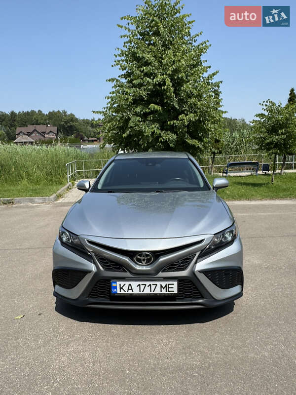 Toyota Camry (2021)