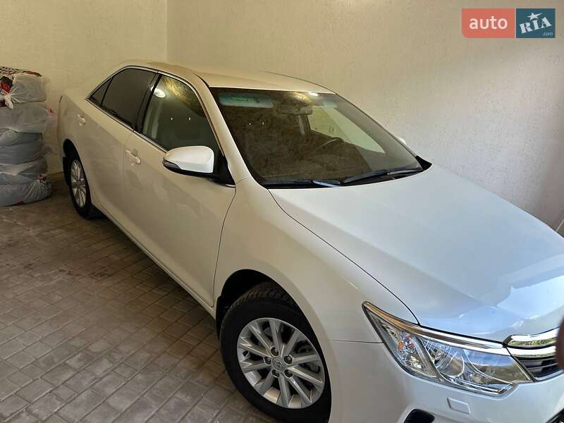 Toyota Camry (2016)