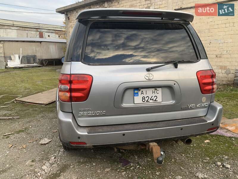 Toyota Sequoia (2004)