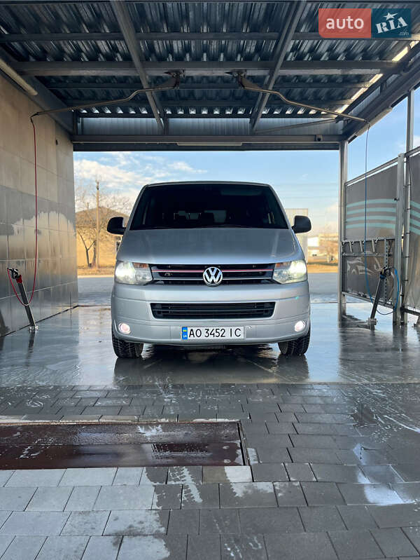 Volkswagen Caravelle (2012)