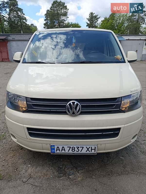 Volkswagen Caravelle (2012)