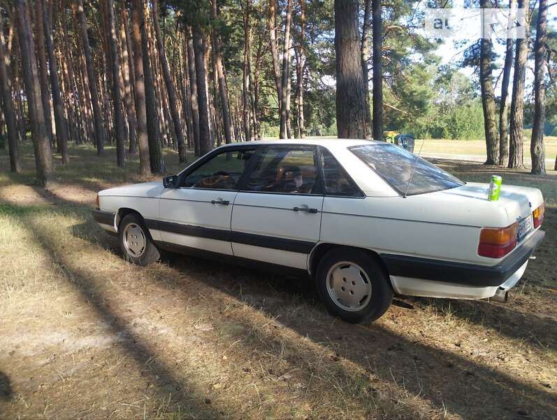 Audi 100 (1983)