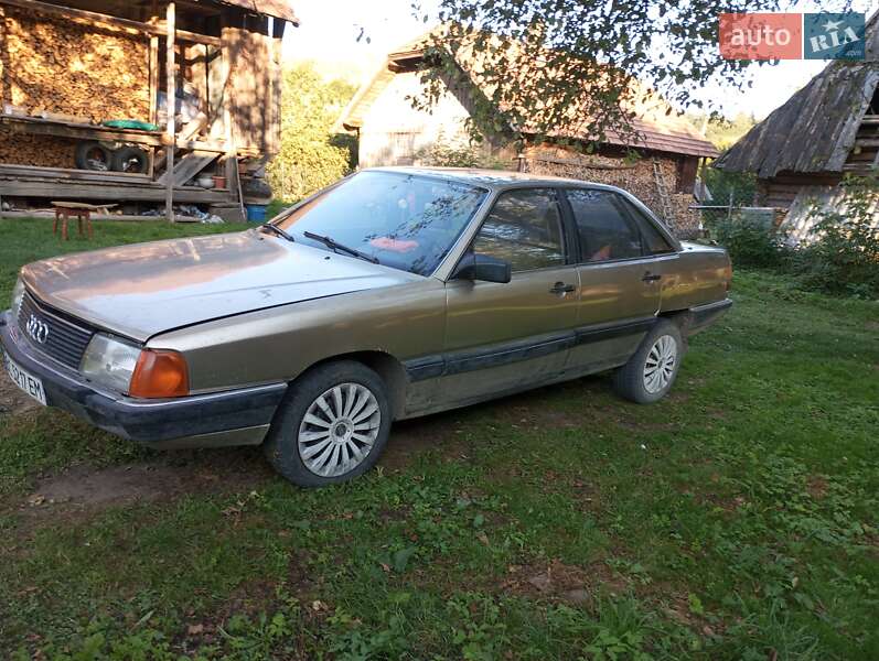 Audi 100 (1983)