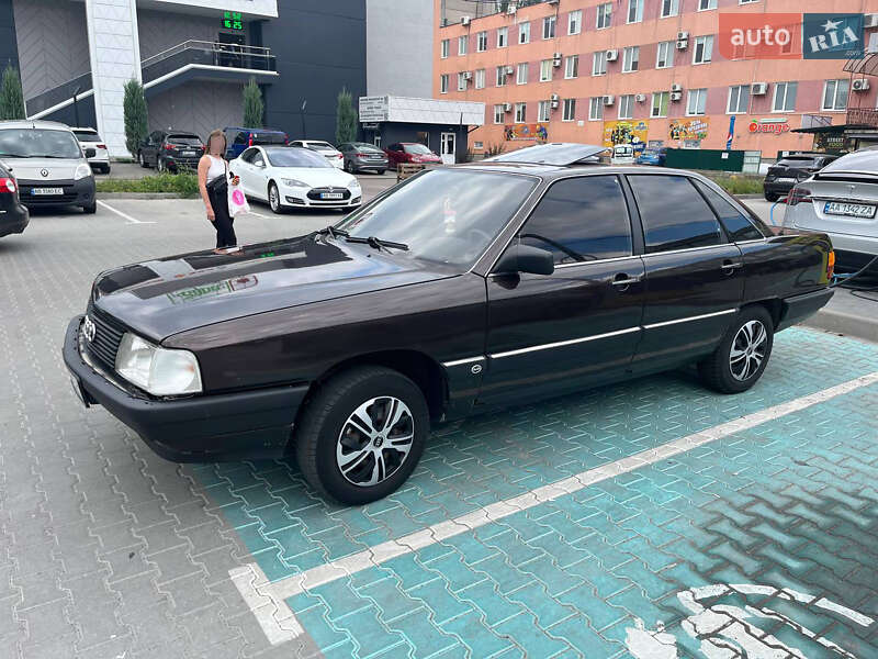 Audi 100 (1984)