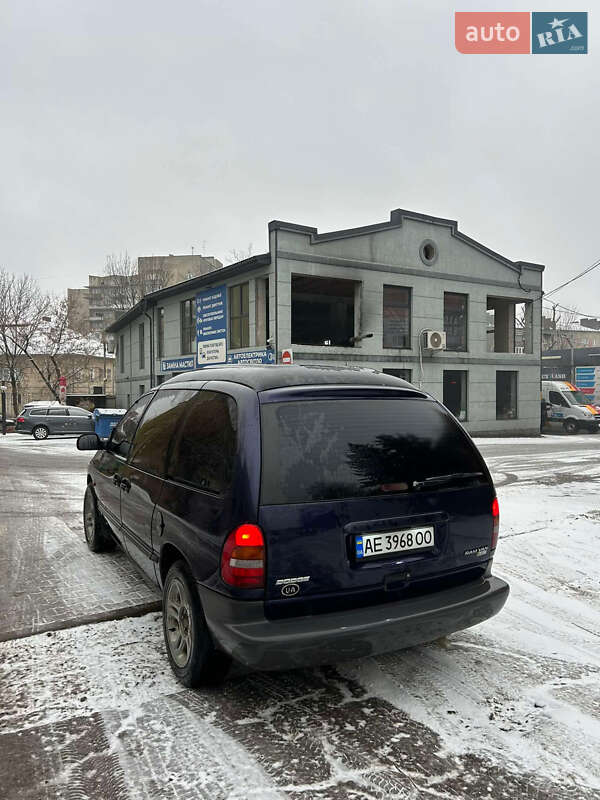 Dodge Ram van (1999)
