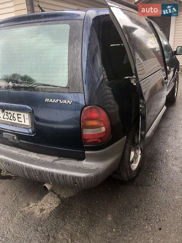 Dodge Ram van (2000)