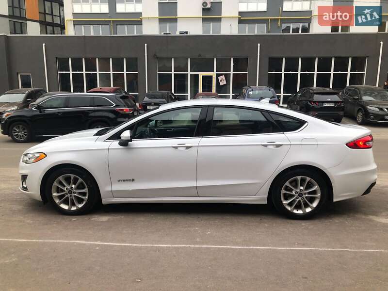 Ford Fusion hybrid (2019)