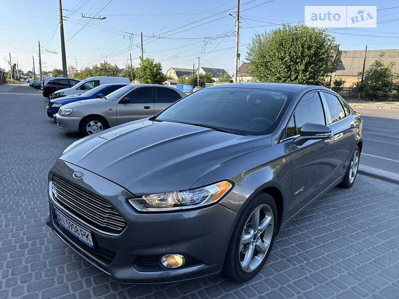 Ford Fusion hybrid (2013)