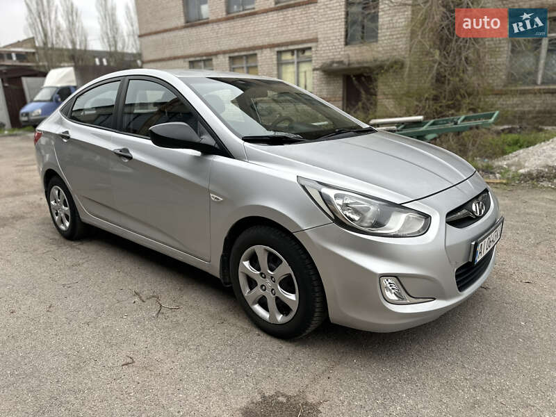 Hyundai Accent (2011)