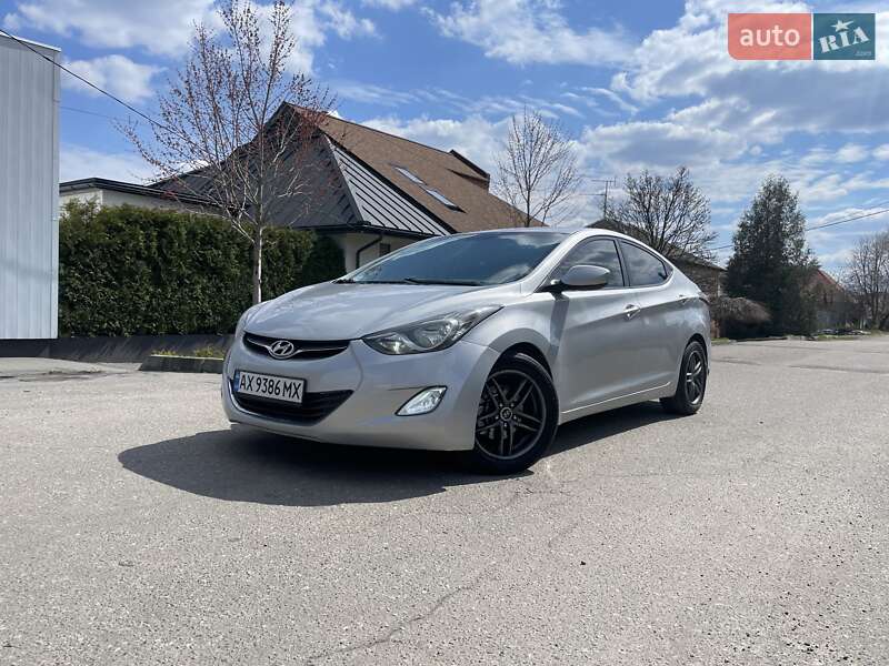 Hyundai Elantra (2012)