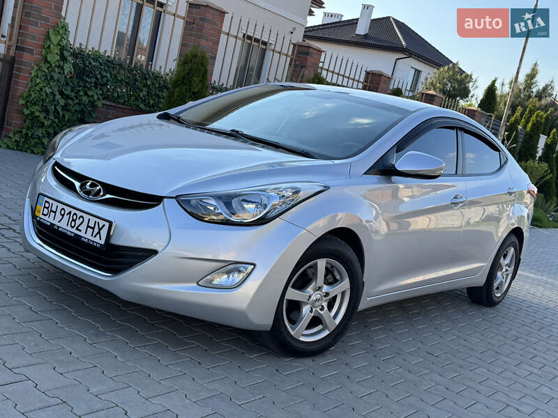 Hyundai Elantra (2011)