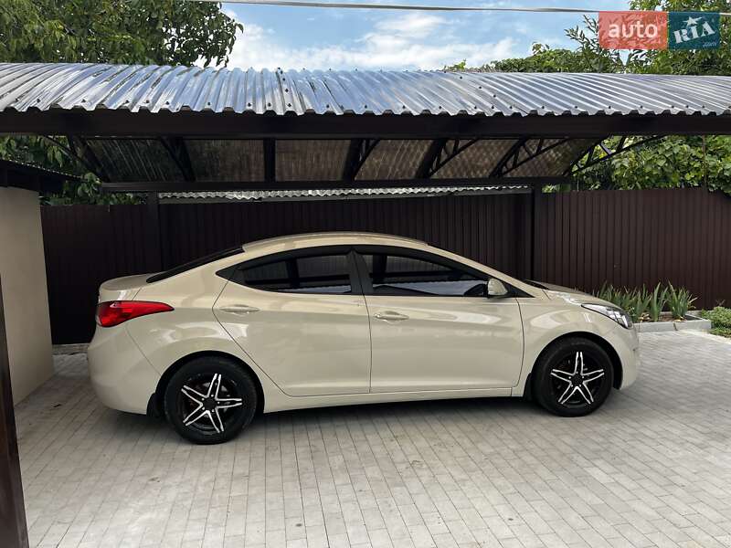 Hyundai Elantra (2011)