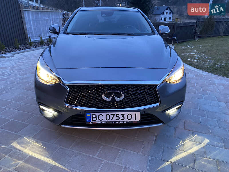 Infiniti Q30 (2016)