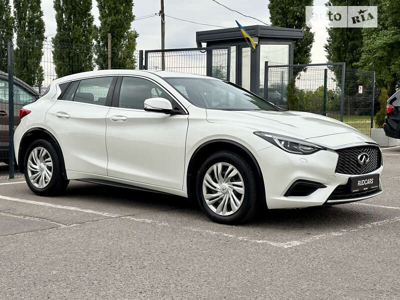 Infiniti Q30 (2017)