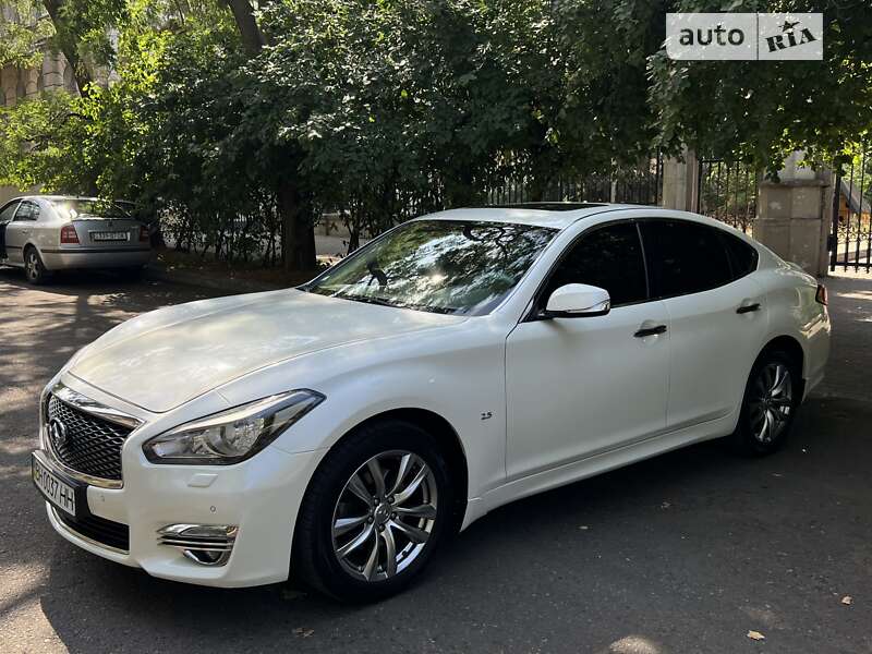 Infiniti Q70 (2016)