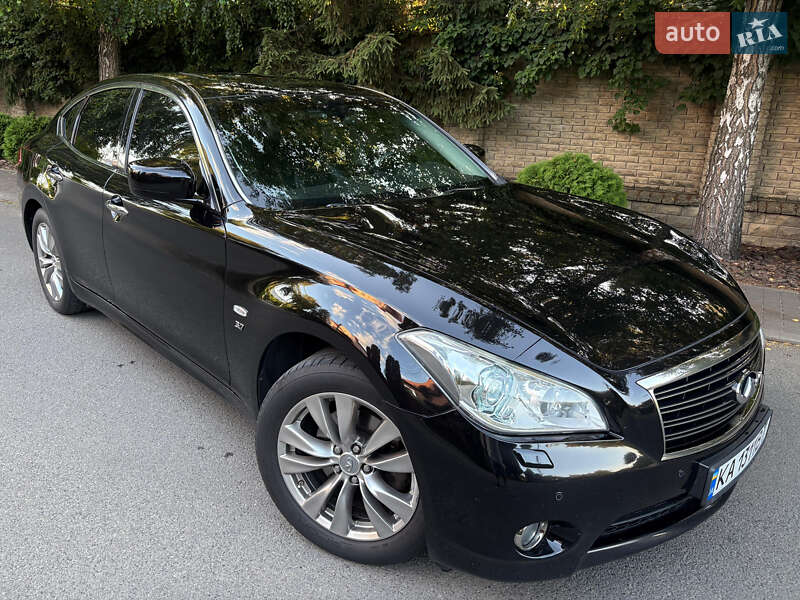 Infiniti Q70 (2013)