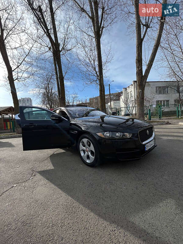 Jaguar Xe (2016)