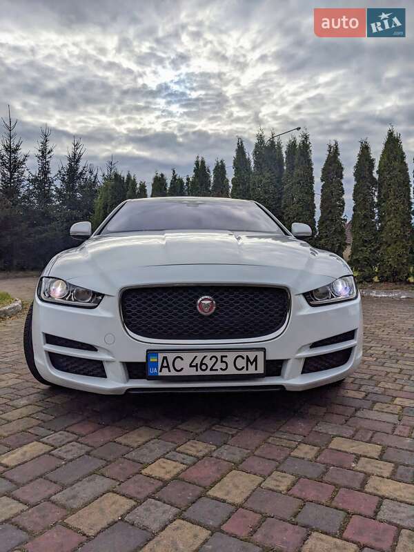Jaguar Xe (2016)