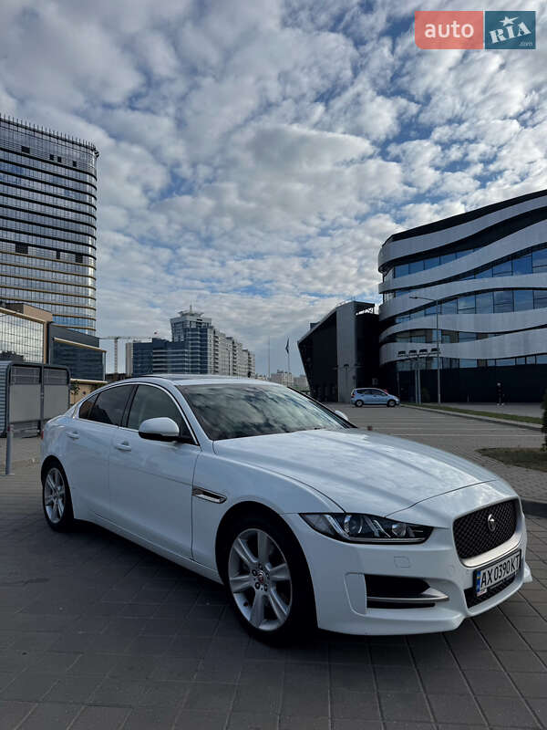 Jaguar Xe (2017)