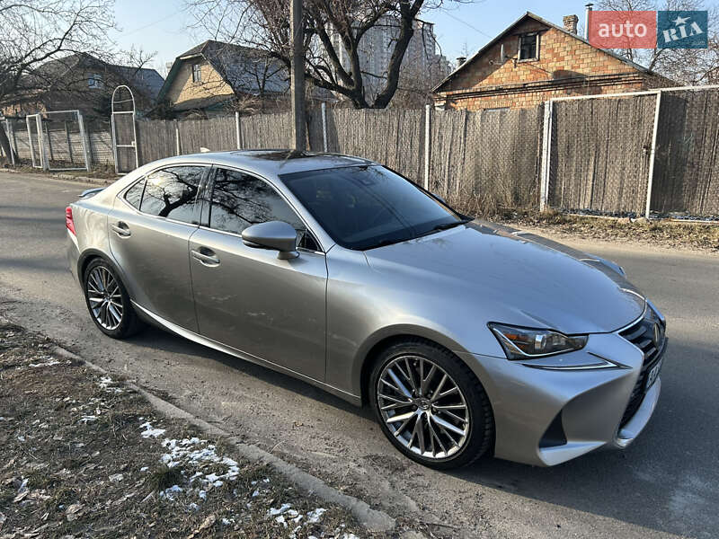 Lexus Is (2016)