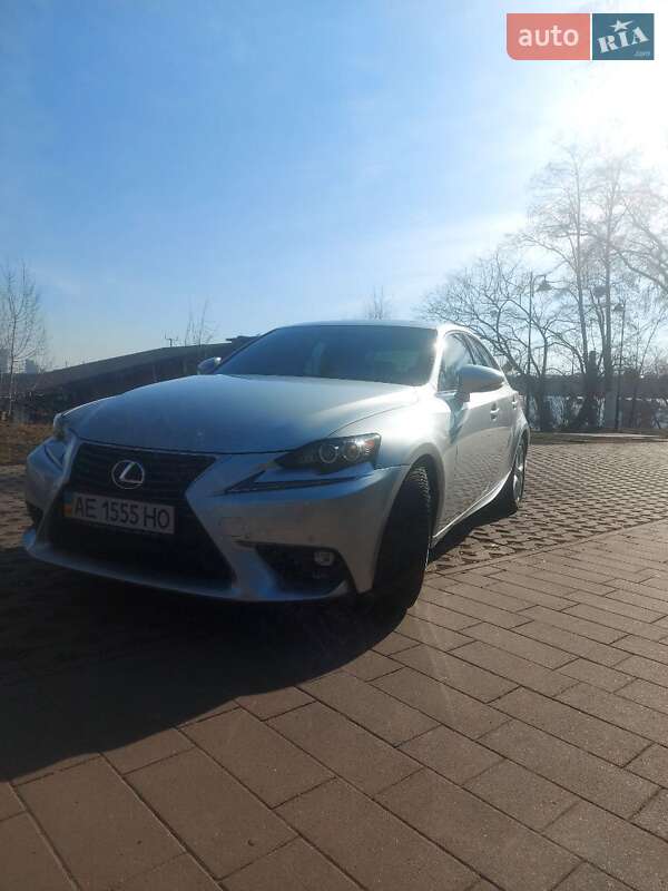 Lexus Is (2016)