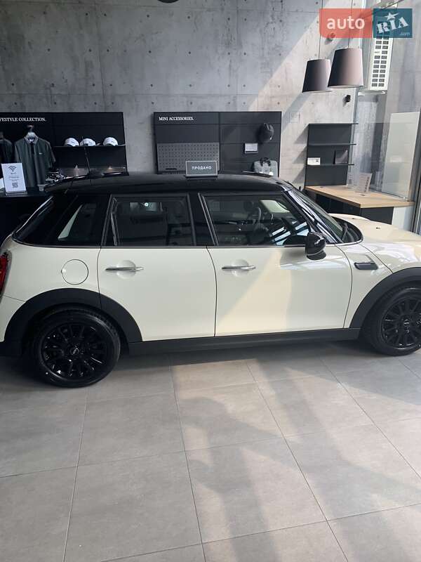Mini Hatch (2022)