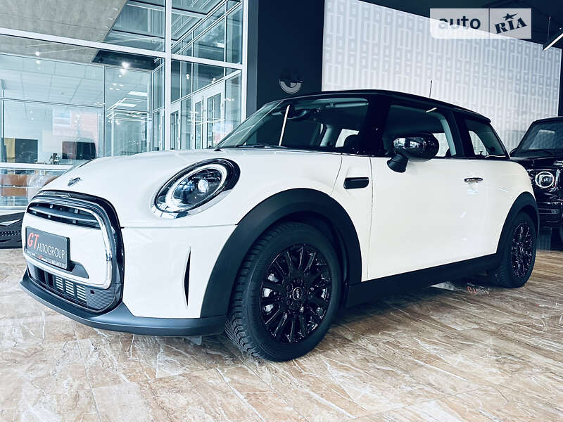 Mini Hatch (2022)