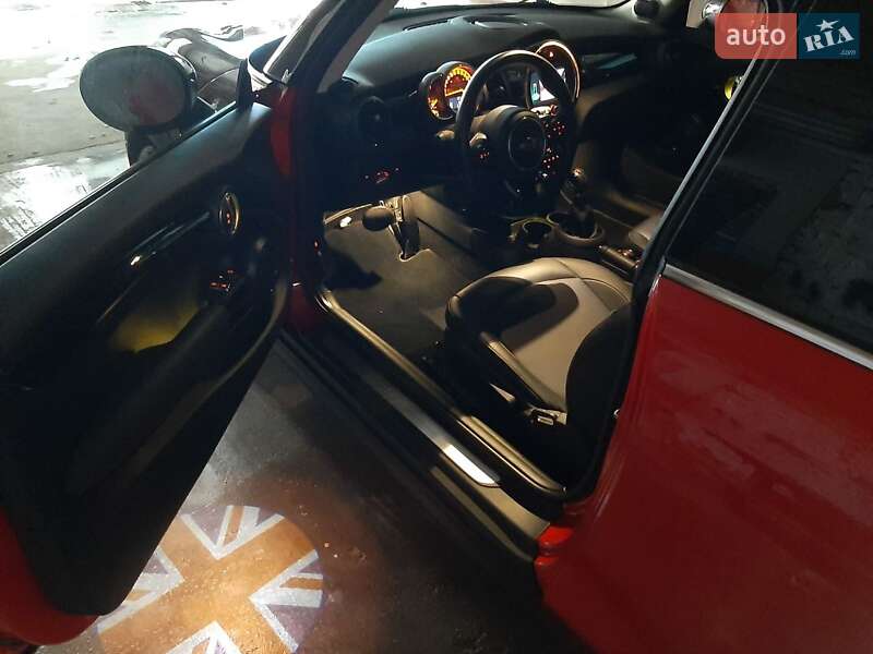 Mini Hatch (2019)