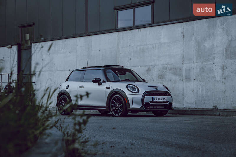 Mini Hatch (2021)