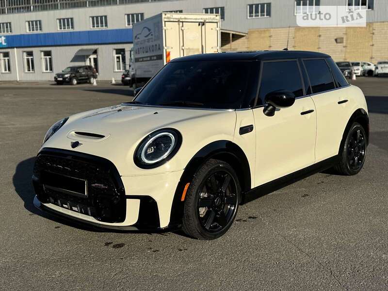 Mini Hatch (2021)