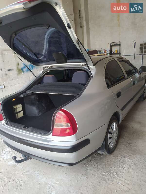 Mitsubishi Carisma (2000)