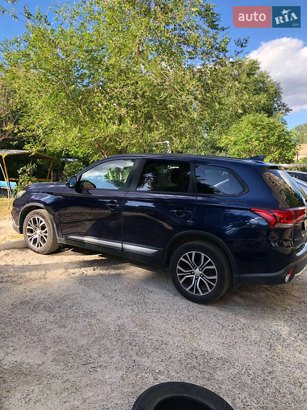 Mitsubishi Outlander (2016)