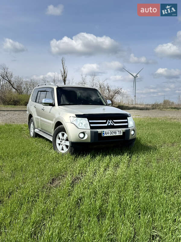 Mitsubishi Pajero wagon (2008)