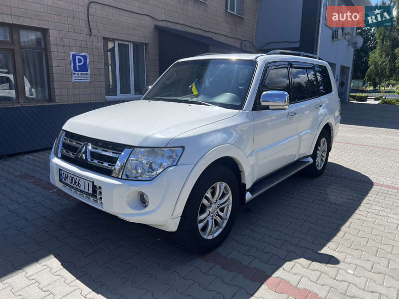 Mitsubishi Pajero wagon (2012)