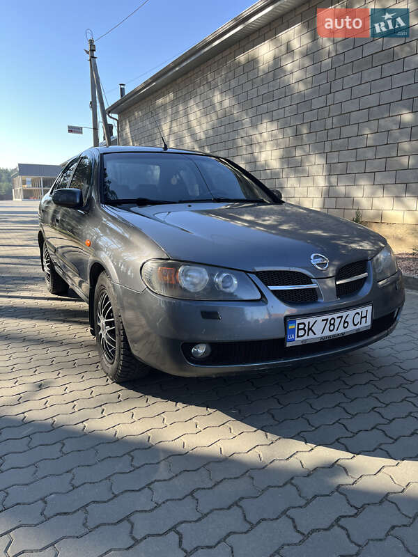 Nissan Almera (2004)