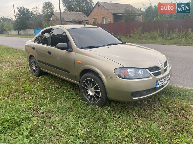 Nissan Almera (2004)