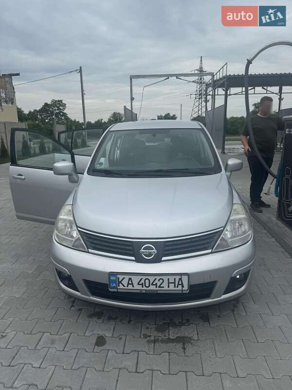 Nissan Versa (2008)