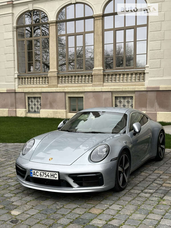 Porsche 911 carrera 4s (2020)