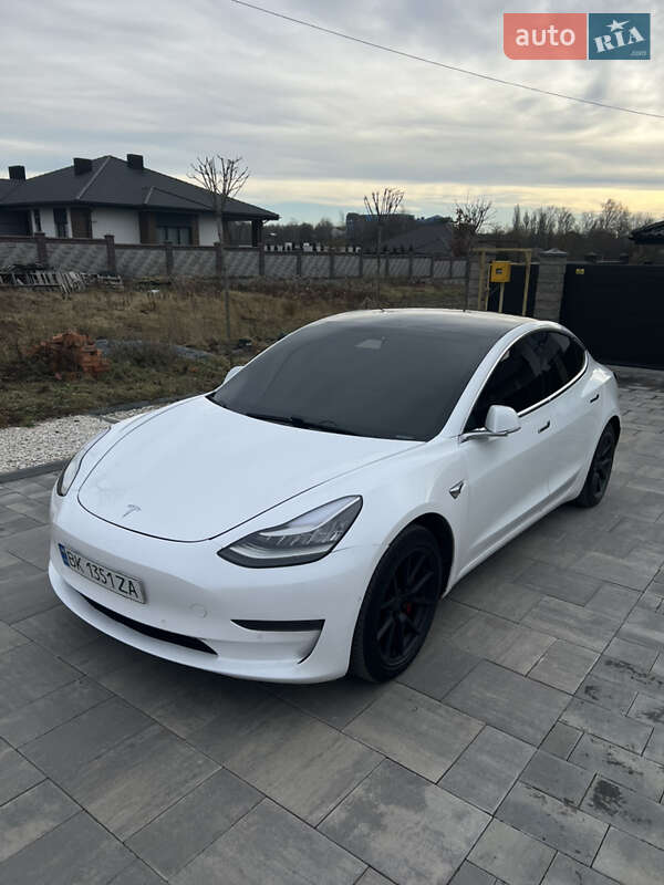 Tesla Model 3 (2019)