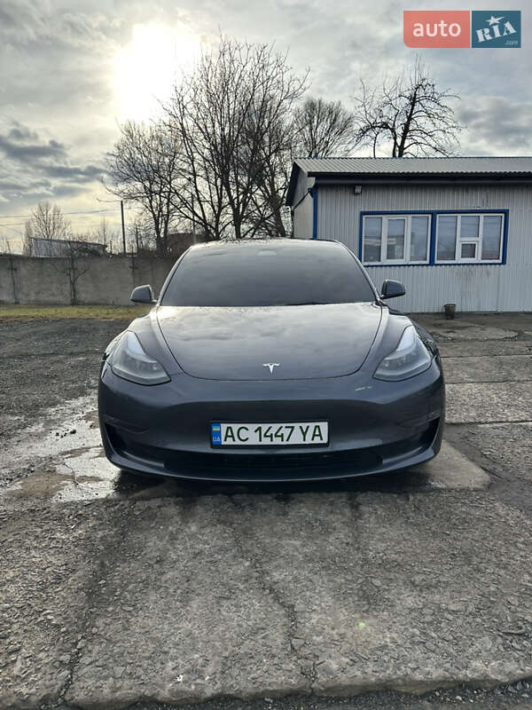 Tesla Model 3 (2023)