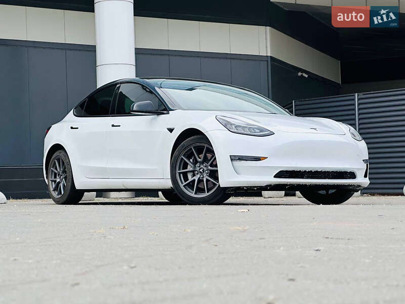 Tesla Model 3 (2021)