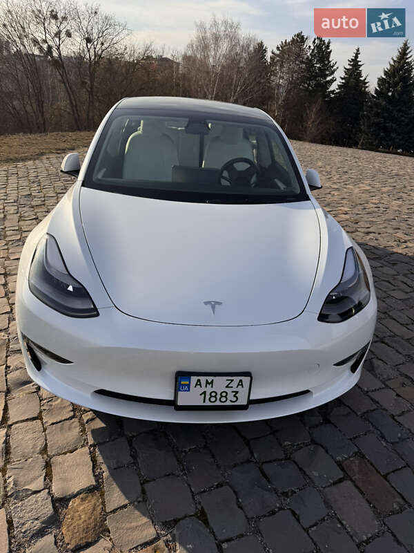 Tesla Model 3 (2023)