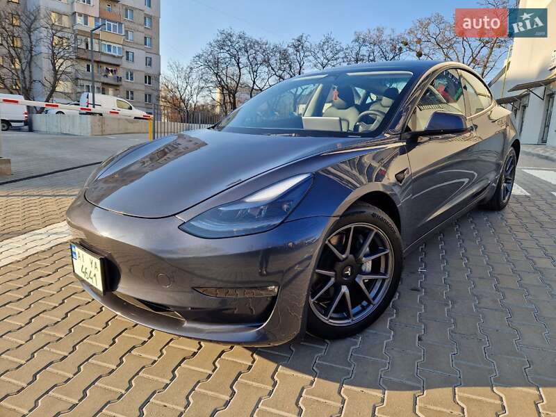 Tesla Model 3 (2023)