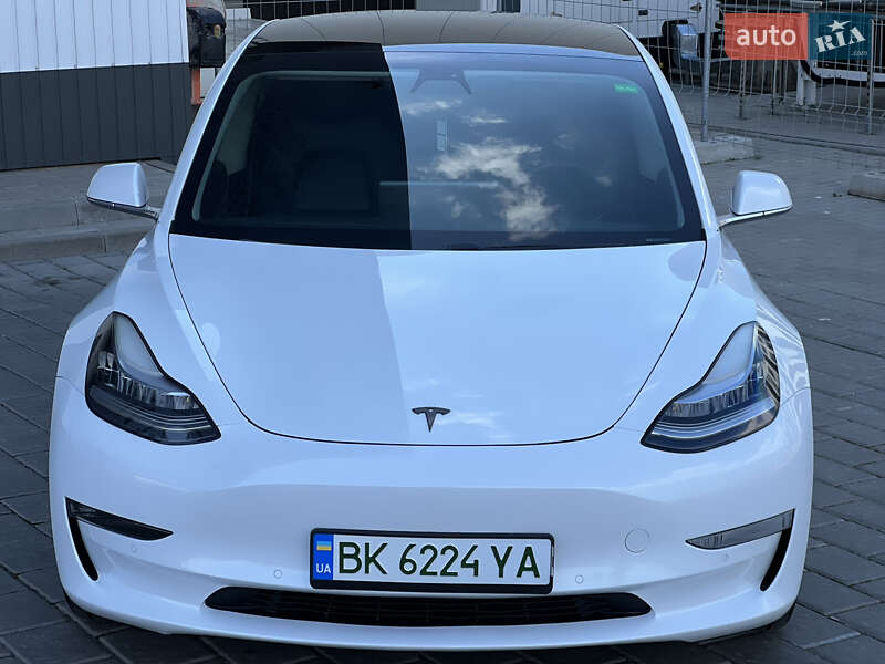 Tesla Model 3 (2019)
