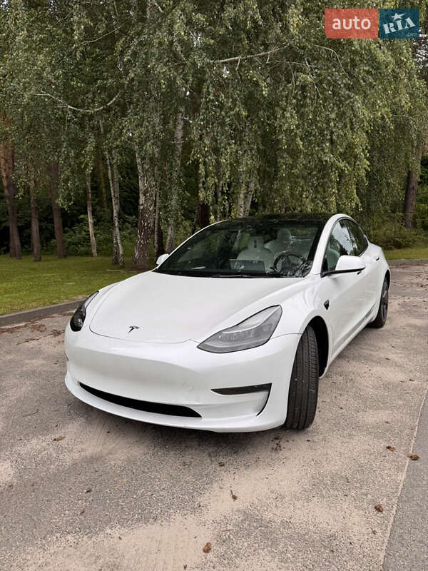 Tesla Model 3 (2023)