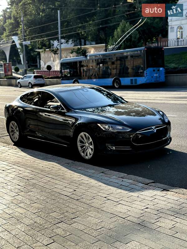Tesla Model s (2015)